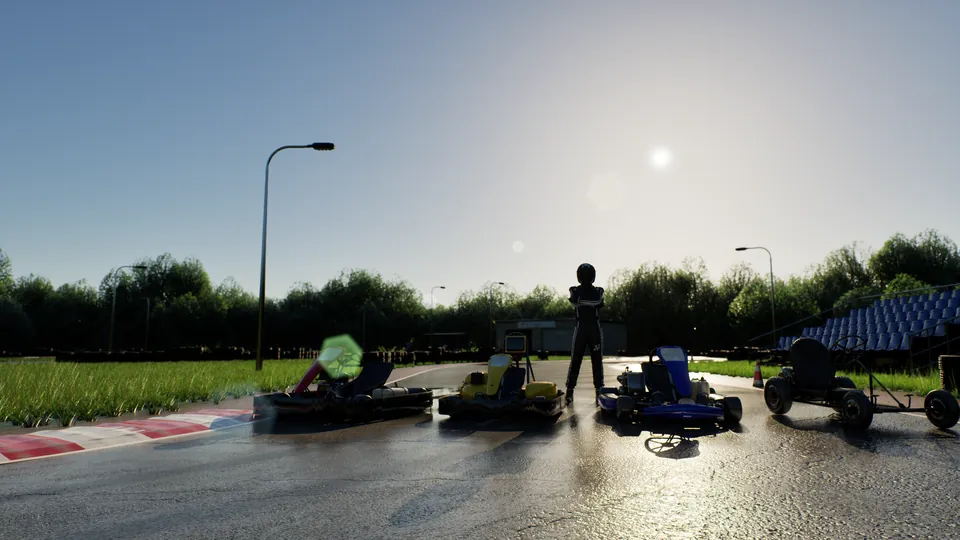 Fire karts på række på en bane der stadig er våd efter regnen, en kører i sort køredragt bag dem og den lave aftensol der skinner ind i objektivet
